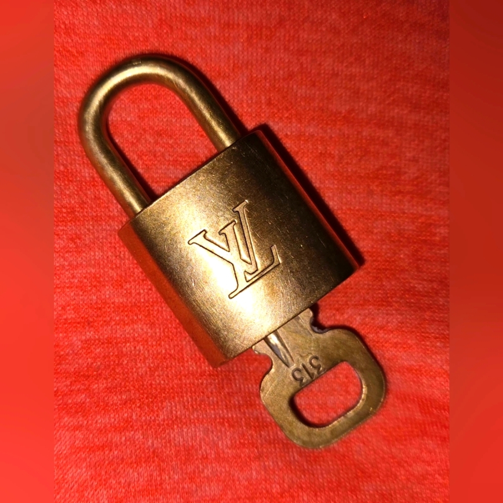 LOUIS VUITTON Lock and Key #313
